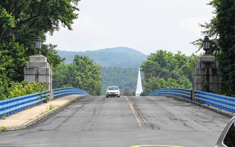 The Sunderland Bridge over the Connecticut River between Deerfield and Sunderland. The Sunderland Bridge over the Connecticut River between Deerfield and Sunderland.