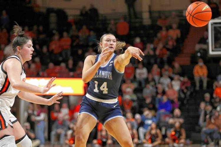 Former Villanova forward Megan Olbrys (14) passes against Oregon State last season in Corvallis, Ore. Olbrys is now at UMass, and the Minutewomen open the season at Harvard on Monday night. Former Villanova forward Megan Olbrys (14) passes against Oregon State last season in Corvallis, Ore. Olbrys is now at UMass, and the Minutewomen open the season at Harvard on Monday night.